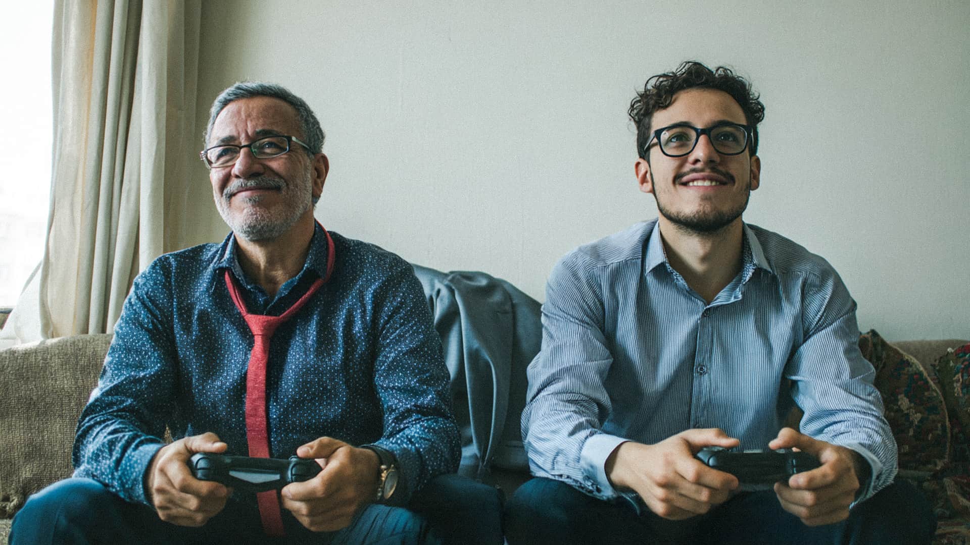 صورة زميلان يطوّران علاقتهما إلى صداقة ليكملا اللعب خارج المكتب
