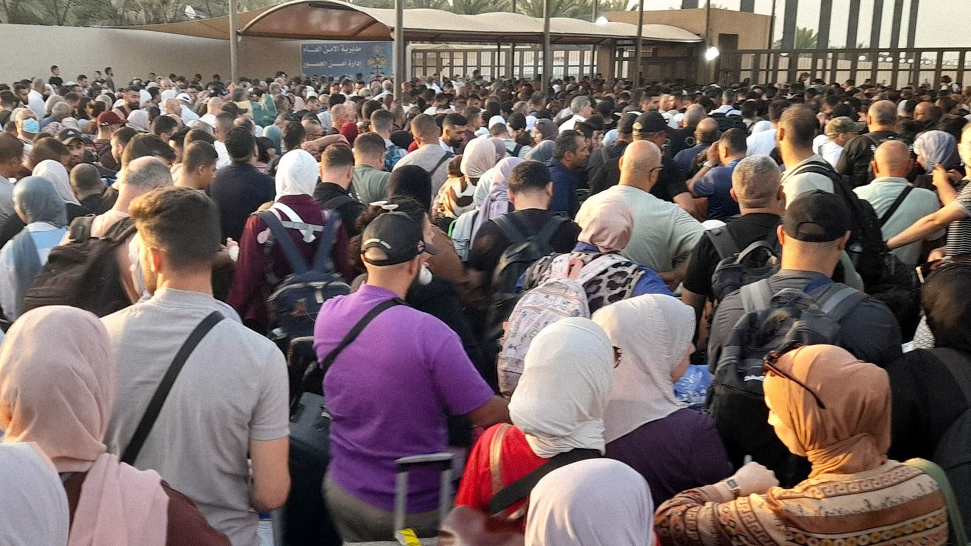 صورة نتنياهو يغلق الجسر رداً على عدم إعدام الأردن عائلة منفذ العملية الاخيرة