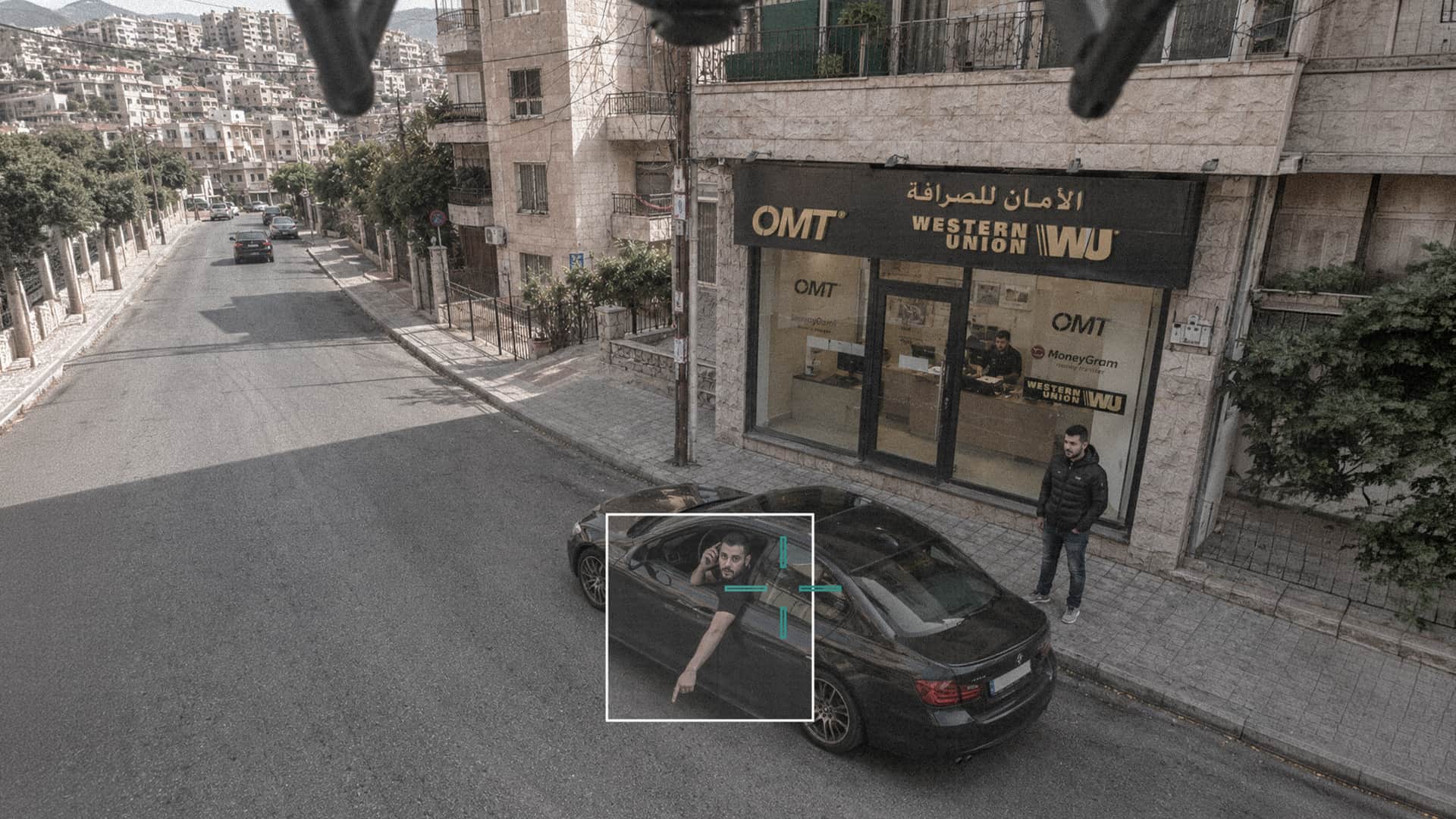 صورة هل يمكنني الوقوف هنا؟ مواطن لبناني يستغل وقف إطلاق النار ليسأل والجيش الإسرائيلي يمهله ٥ دقائق للإخلاء