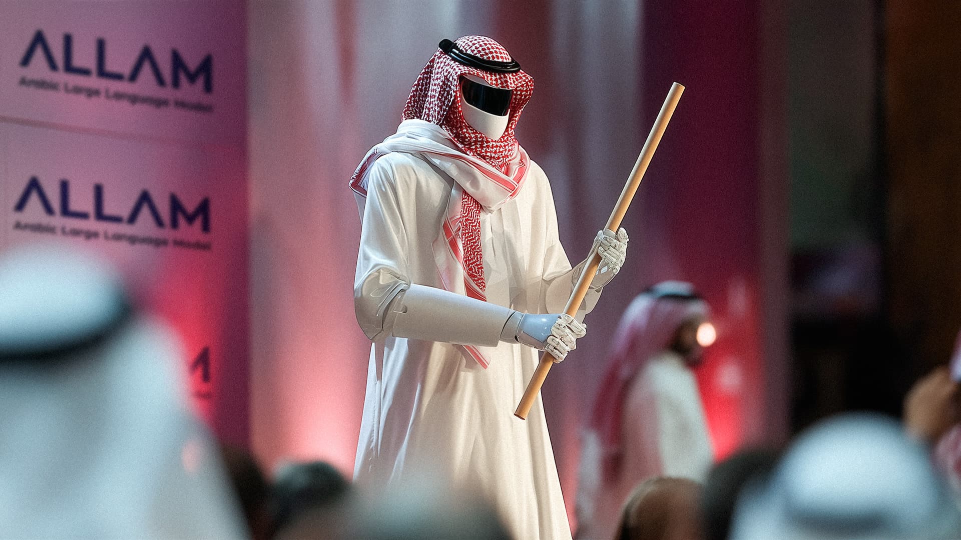 صورة السعودية تطلق أول نموذج إيه آي عربي يحترم ثقافتنا ويلقنّا إجابات نموذجية
