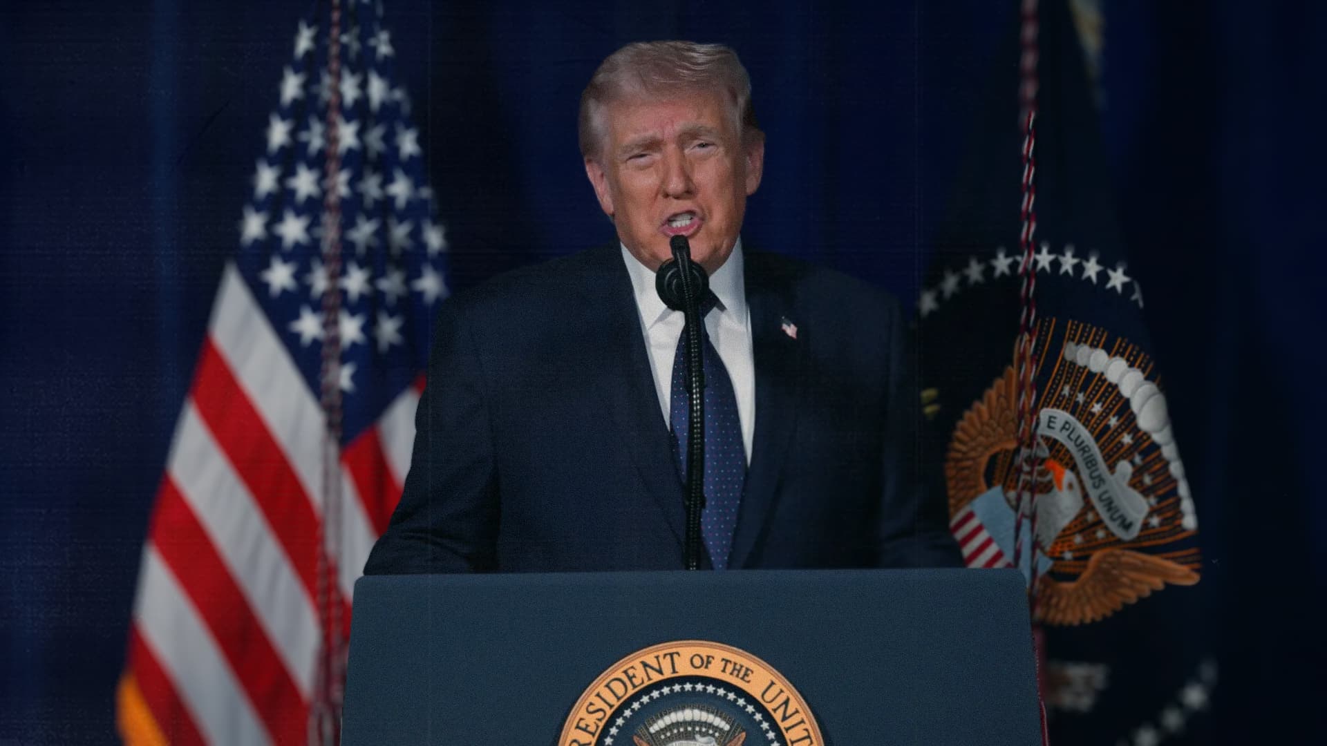 صورة ترامب: الحرب لن تنتهي إلا بسقوط النظام الإيراني المجرم الذي تواصل معي ولا أمانع من العمل معه