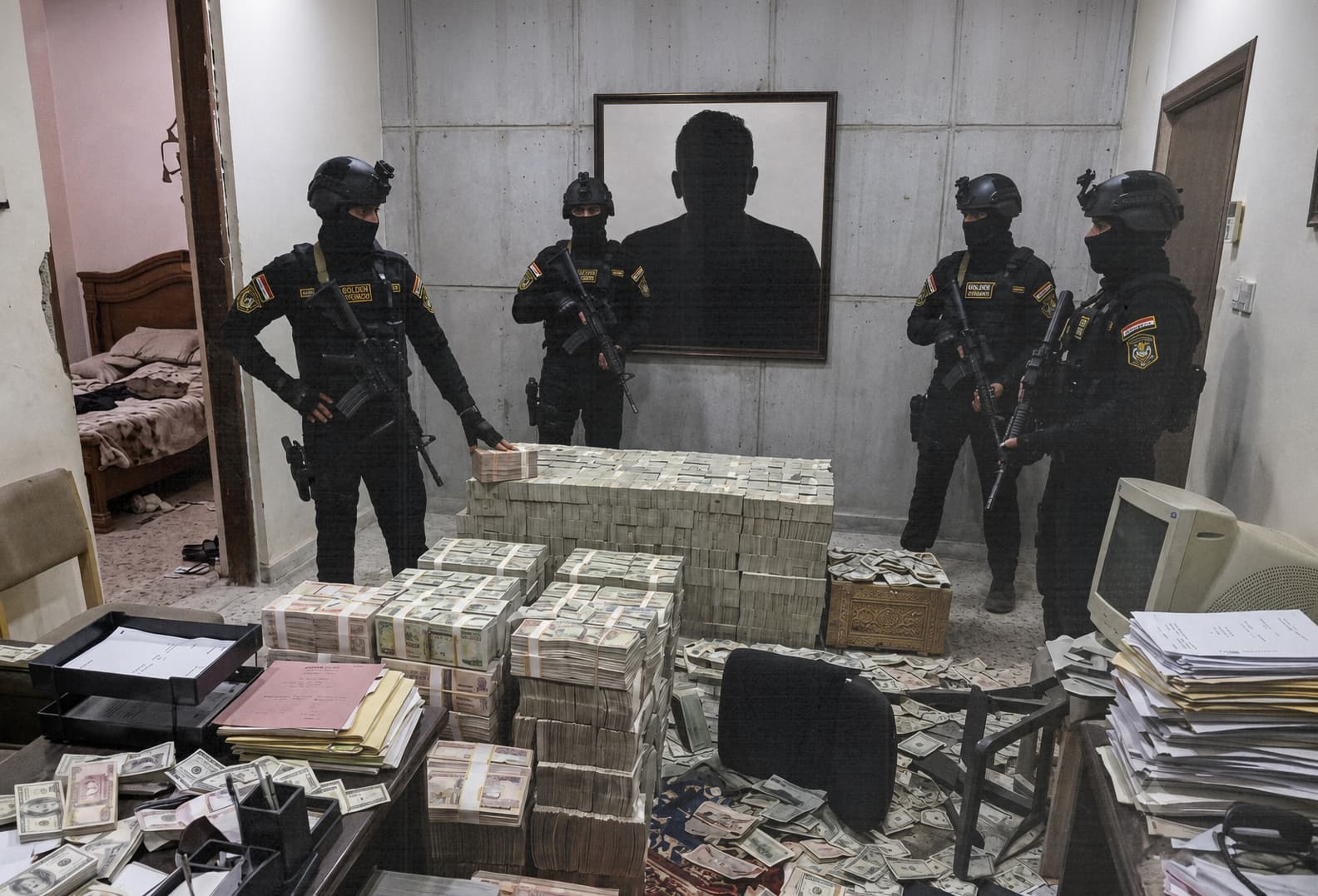صورة مسؤول عراقي يؤكد أنه وقع ضحية اتباع نظام الطيبات في أكل المال العام