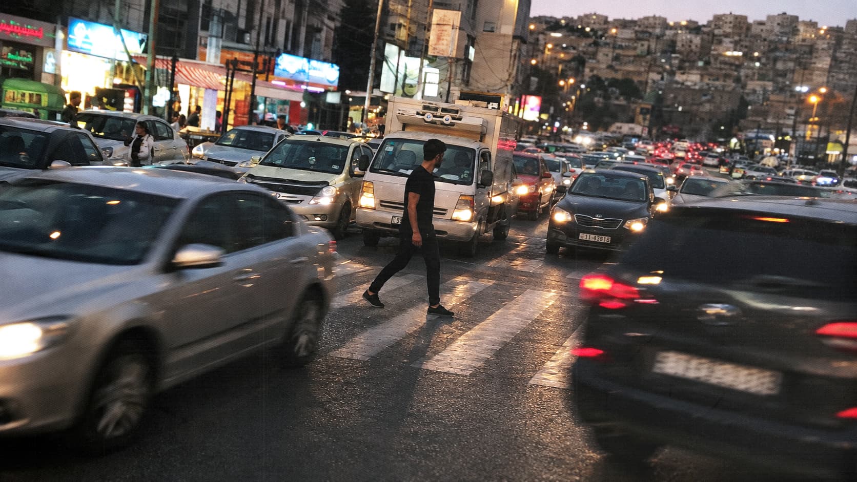 صورة متهور يعبر الشارع فوق خطوط المشاة