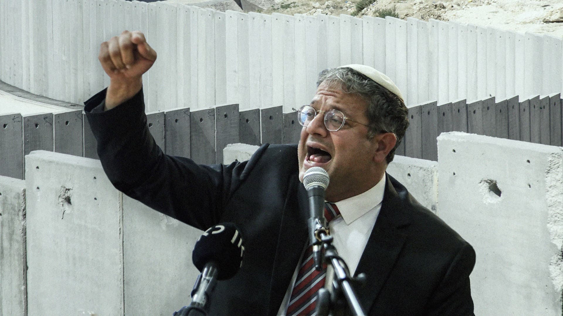 صورة بن غفير يأمر باستخدام الجدار العازل كأساسات لبناء سقف فوق الضفة الغربية