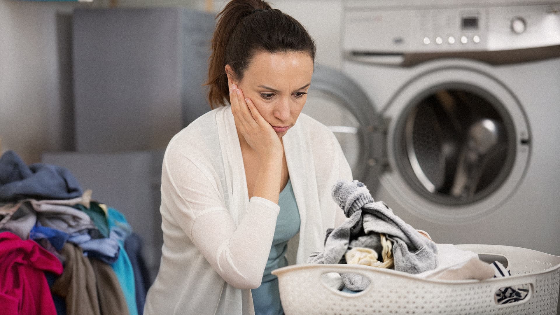 صورة جوردان بيترسون يكتب: لماذا توقفت المرأة عن الانبهار بالزوج الذي يضع جواربه في سلة الغسيل؟