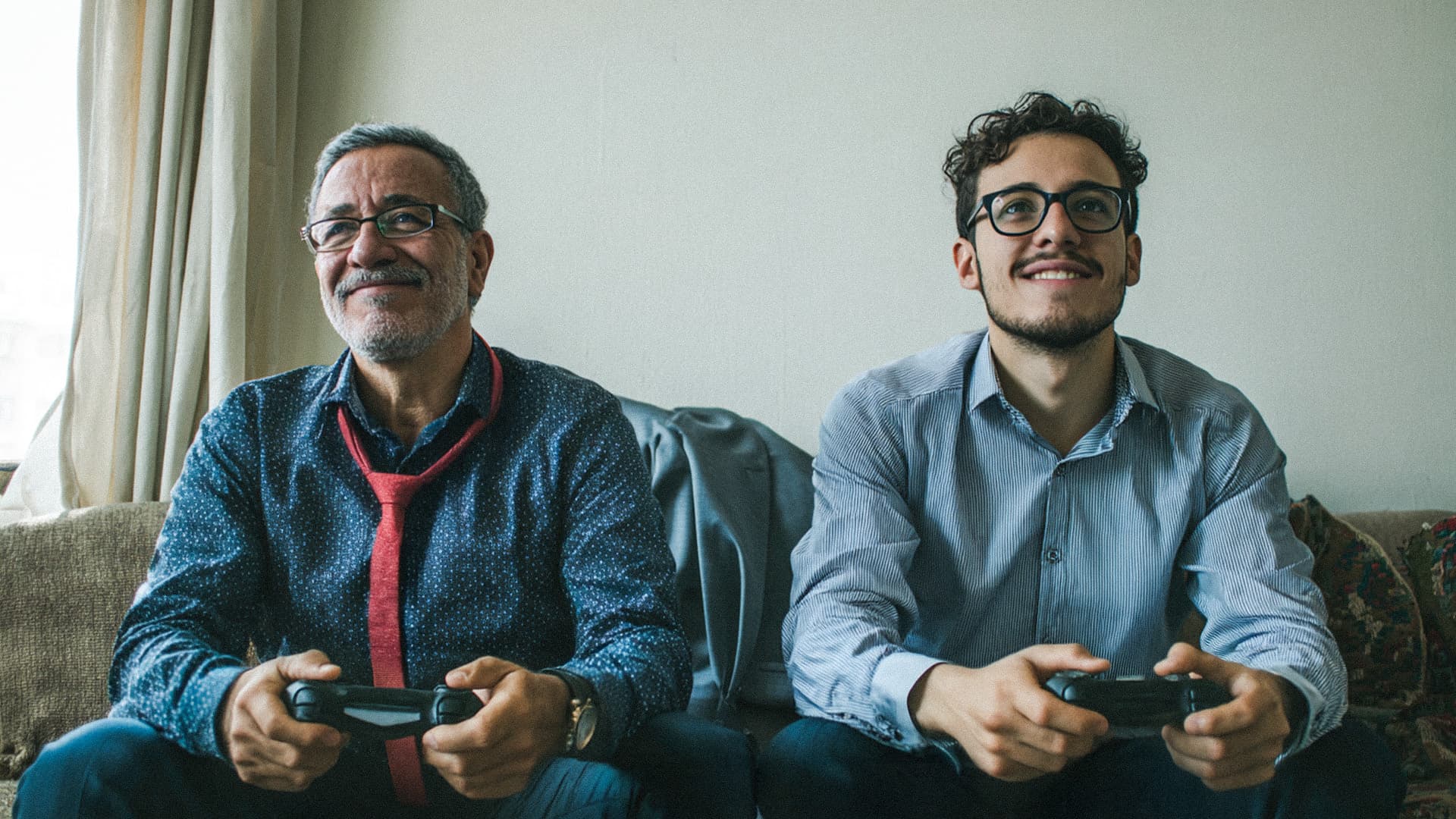 صورة زميلان يطوّران علاقتهما إلى صداقة ليكملا اللعب خارج المكتب