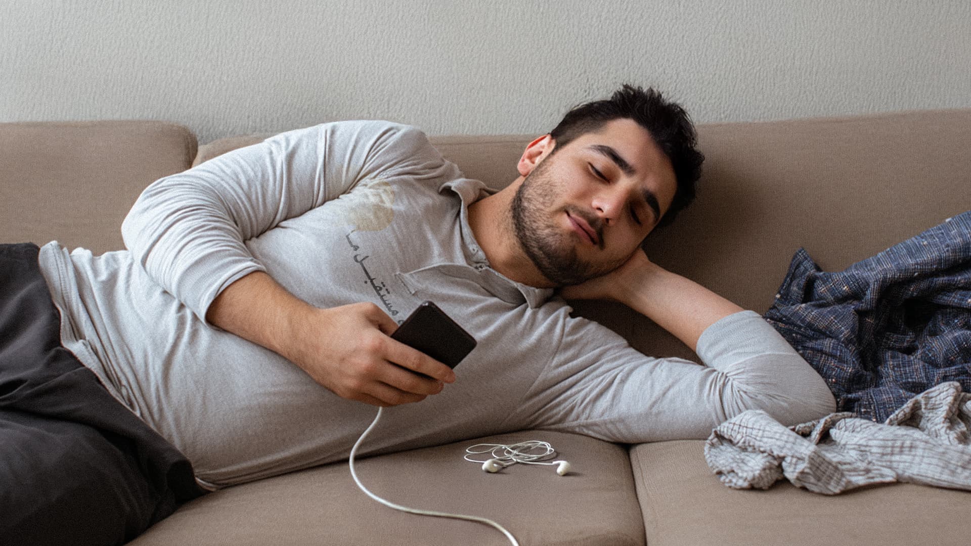 صورة شاب يُفلس عاطفياً بعد بعزقة كل مشاعره على صفحة إيه آي موديل