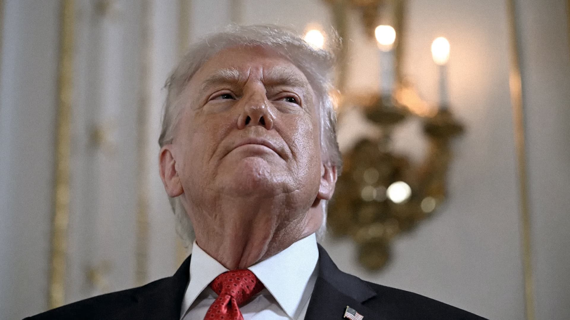 صورة ٨ مليار إنسان يتنفسون الصعداء بعد إعلان ترامب توقفه عن تحقيق السلام