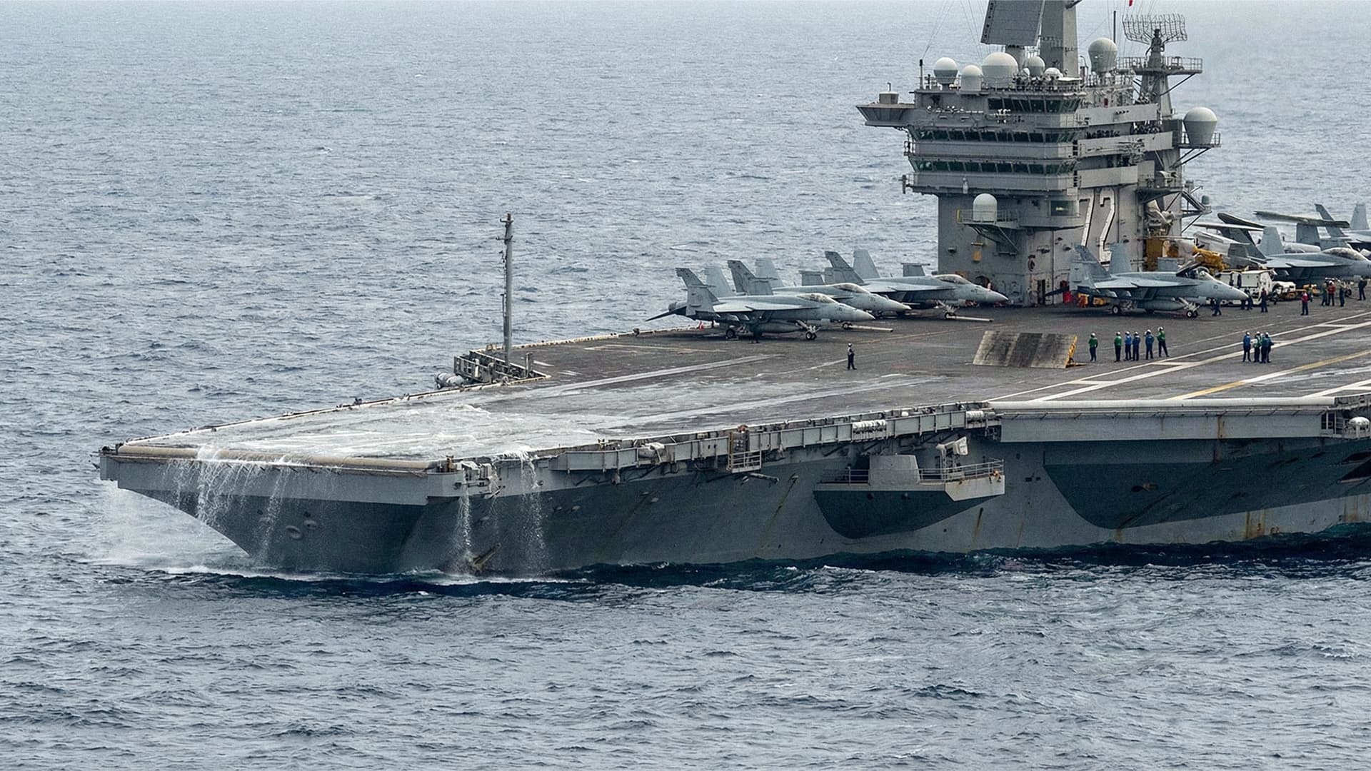 صورة غرق الجزء الأمامي من حاملة الطائرات يو إس إس أبراهام لينكولن بعد تعرضه لوابل من تهديدات الحرس الثوري