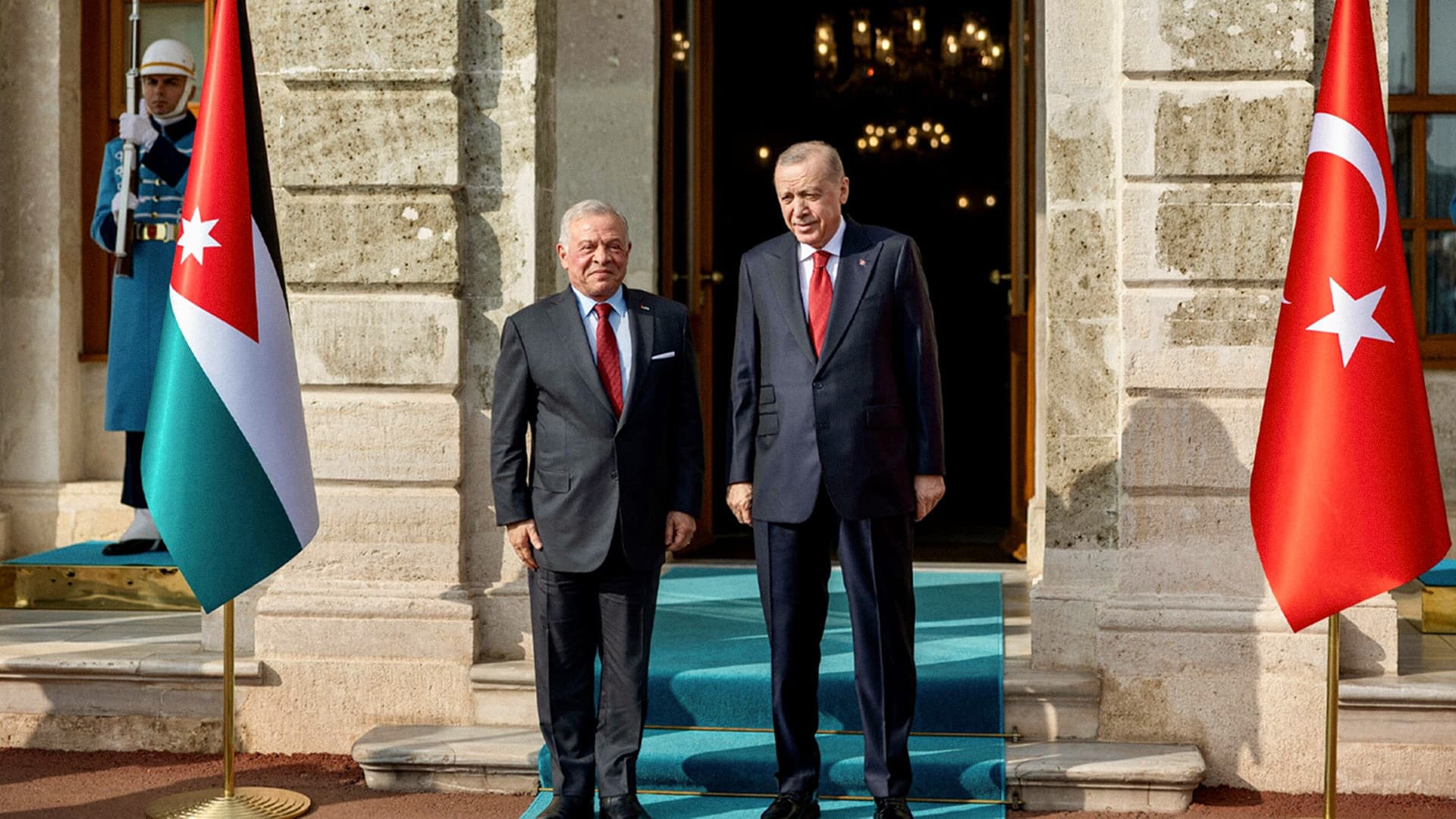  صورة ملك الأردن يبحث مع إردوغان سبل حظر الإخوان في تركيا أيضاً