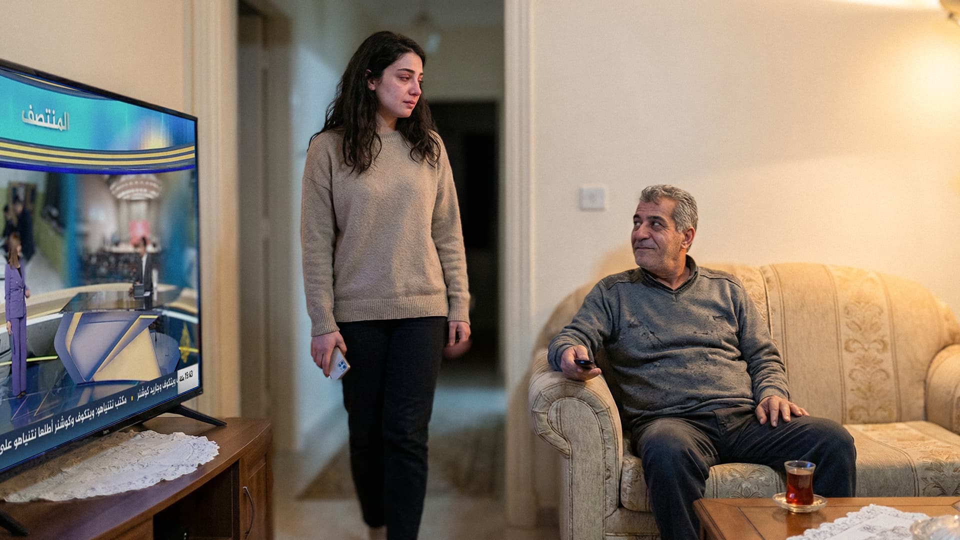  صورة أب يشعر بالراحة لفشل ابنته في الحصول على وظيفة تحرمه من شاياتها