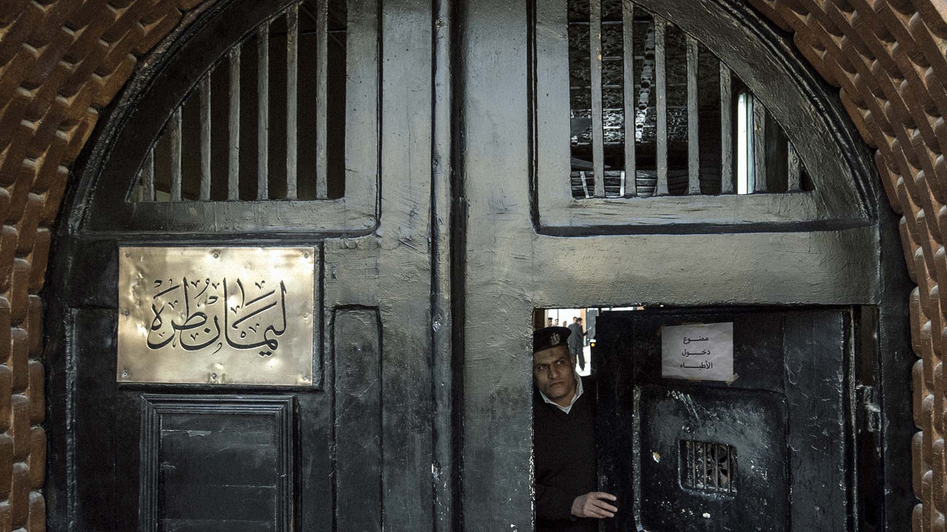 صورة السيسي يؤكد أنَّ المعتقلين ليسوا أفضل من باقي الشعب الذي لا يحصل على علاج هو الآخر